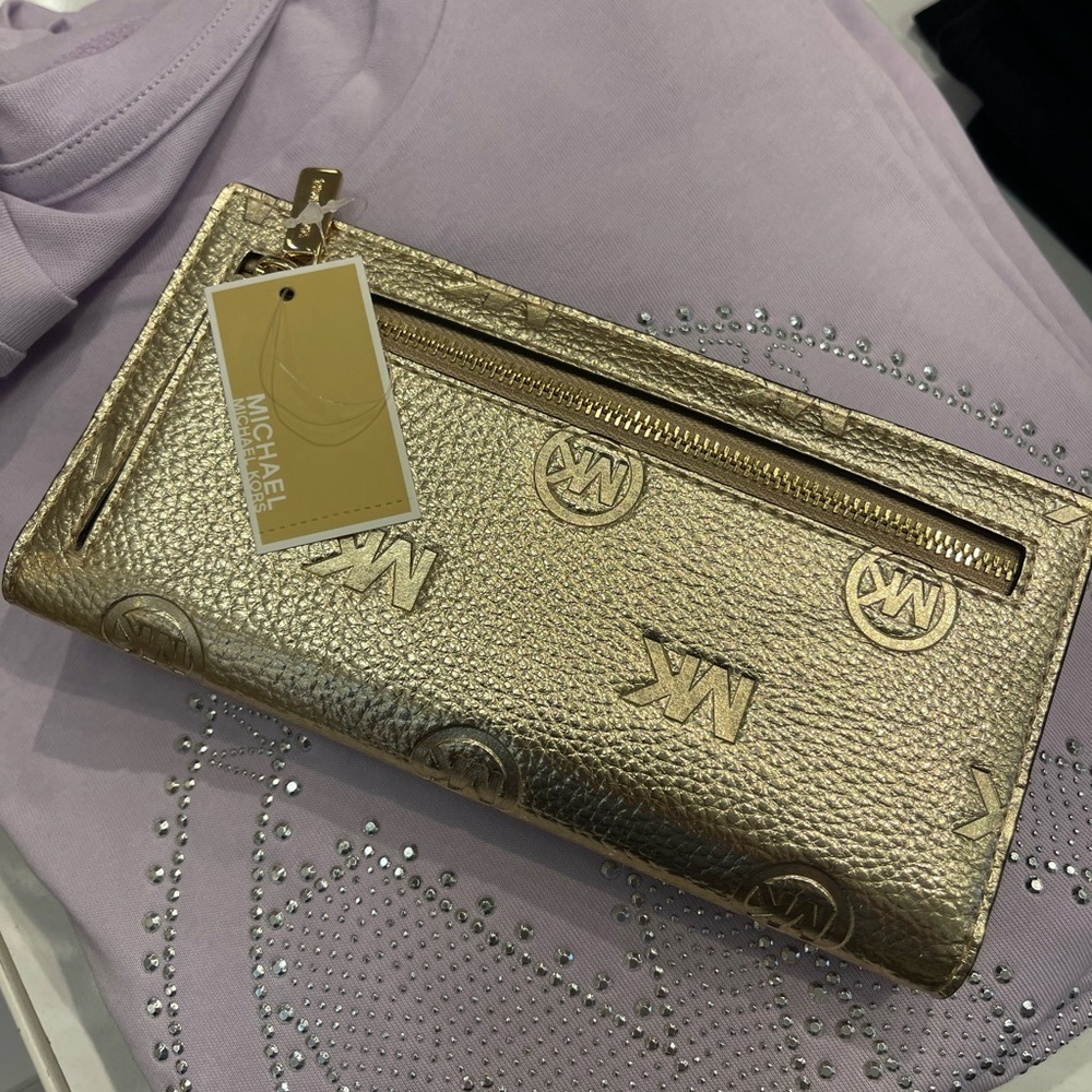 MICHAEL KORS Carson Lg Metallic Logo Debossed Snap Bifold Wallet
Pale Gold
NWT - Picture 15 of 16